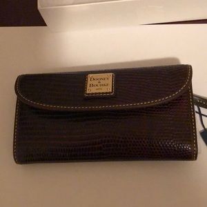 Brand New Dooney and Bourke Large Check Book Wallet/8 Card holders, cash/coin